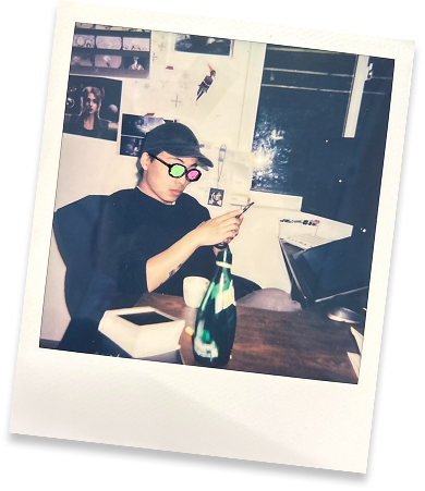 Studio Foldin 团队成员在工作室休息